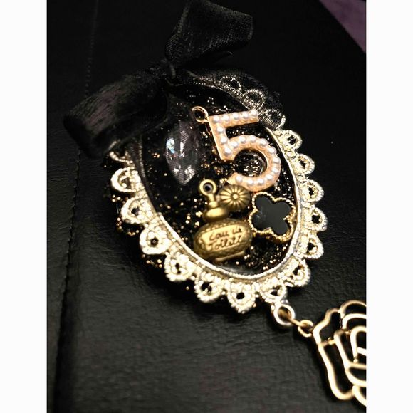 Oval Brooch - Camelia, 5, perfume - Gold Hardware - Picture 3 of 4